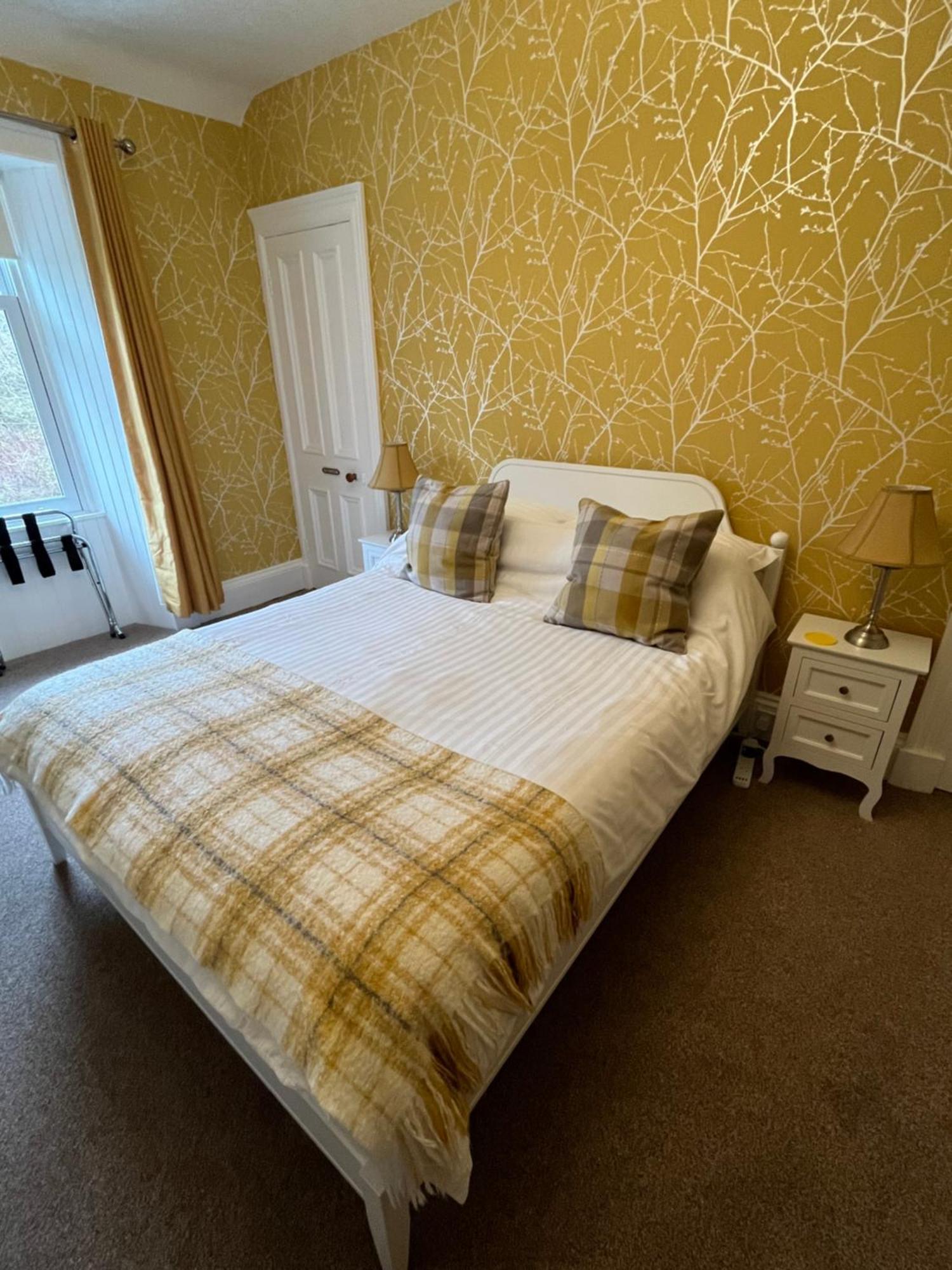 Conval House Bed And Breakfast Dufftown Bagian luar foto